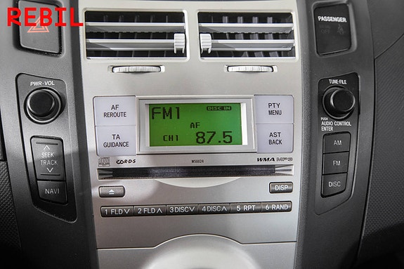 Toyota Yaris 15 of 19