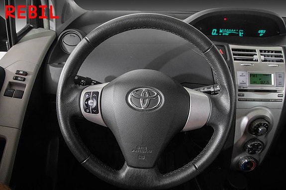 Toyota Yaris 12 of 19