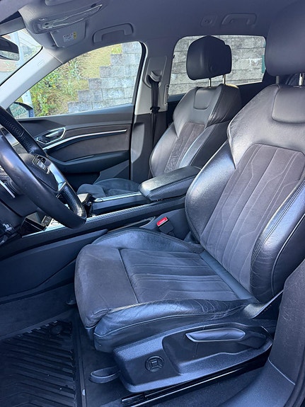 Audi e-tron 10 of 30