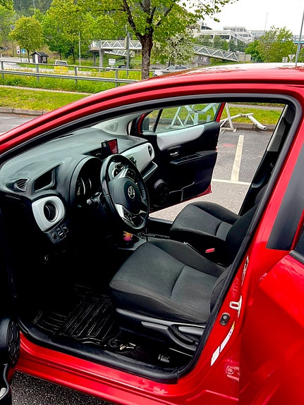 Toyota Yaris 13 of 25