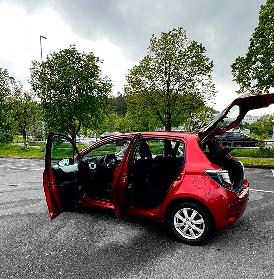 Toyota Yaris 12 of 25