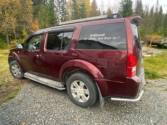 Nissan Pathfinder 2 of 4