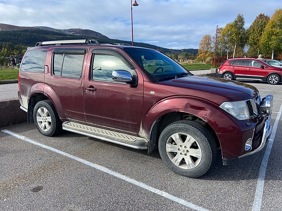 Nissan Pathfinder 3 of 4