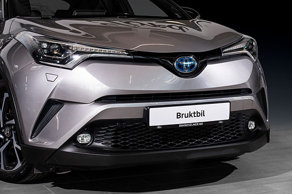 Toyota C-HR 2 of 26
