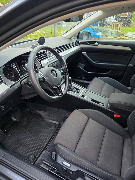 Volkswagen Passat 9 of 30