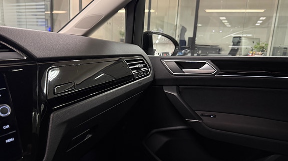 Volkswagen Touran 23 of 23