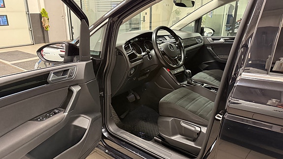 Volkswagen Touran 10 of 23
