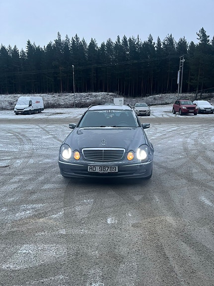 Mercedes-Benz E270 4 of 8