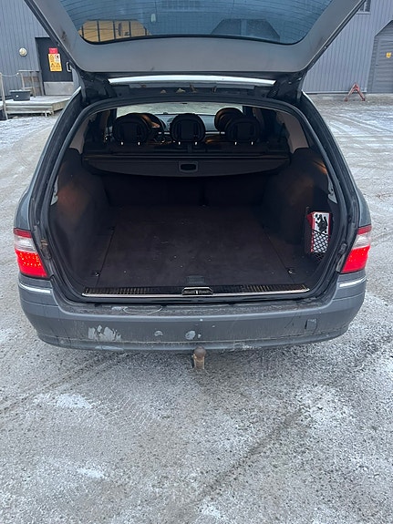 Mercedes-Benz E270 2 of 8