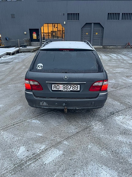 Mercedes-Benz E270 3 of 8