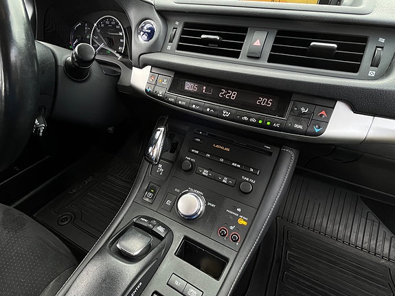 Lexus CT200h 9 of 19