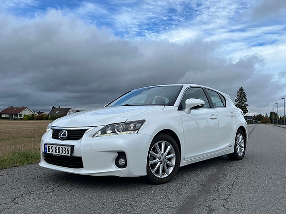 Lexus CT200h 2 of 19