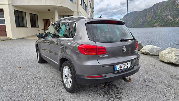 Volkswagen Tiguan 2 of 6