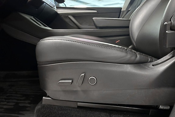 Tesla Model Y 21 of 24