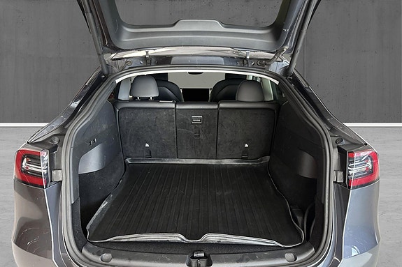 Tesla Model Y 14 of 24