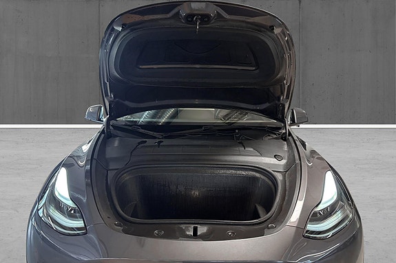 Tesla Model Y 22 of 24