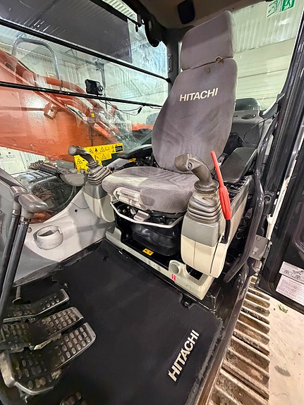 Hitachi ZX210LC-5B 17 of 18