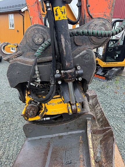 Hitachi ZX210LC-5B 8 of 18