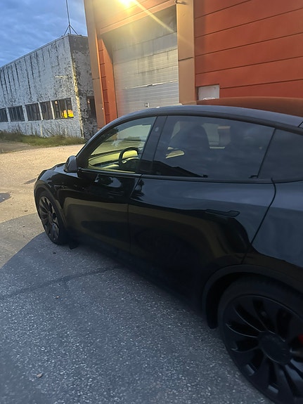 Tesla Model Y 5 of 7