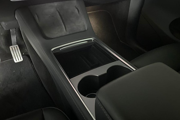 Tesla Model Y 16 of 21