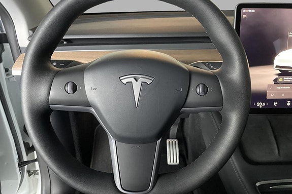 Tesla Model Y 13 of 21