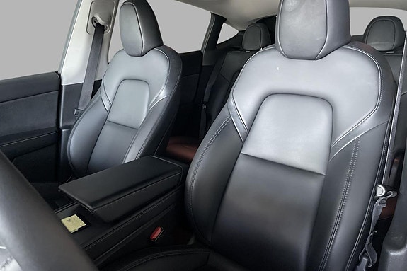 Tesla Model Y 17 of 21
