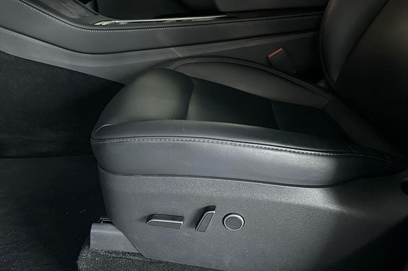 Tesla Model Y 18 of 21