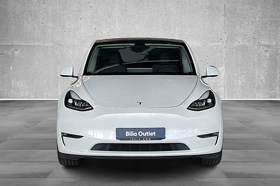 Tesla Model Y 10 of 21