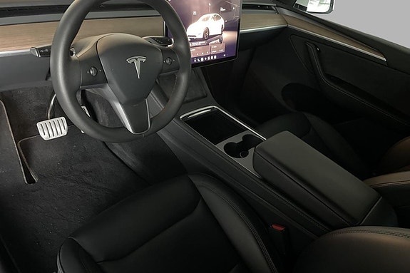 Tesla Model Y 12 of 21