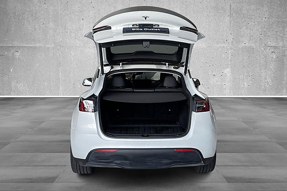Tesla Model Y 20 of 21