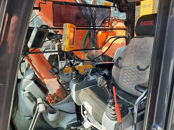 Hitachi ZX225USLC-6 Blade 8 of 8
