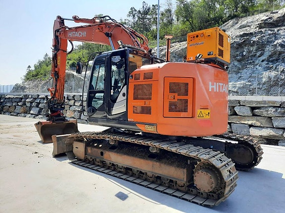 Hitachi ZX225USLC-6 Blade 3 of 8