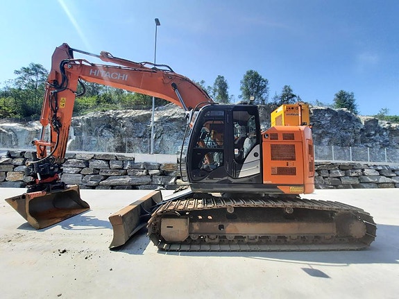 Hitachi ZX225USLC-6 Blade 2 of 8