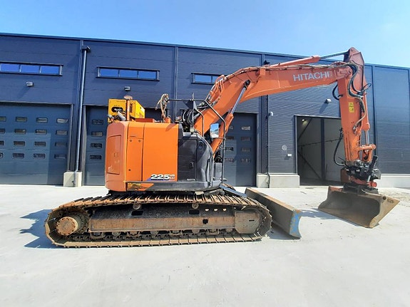 Hitachi ZX225USLC-6 Blade 5 of 8