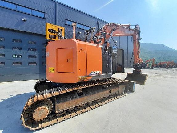 Hitachi ZX225USLC-6 Blade 4 of 8