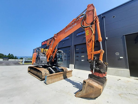 Hitachi ZX225USLC-6 Blade 6 of 8