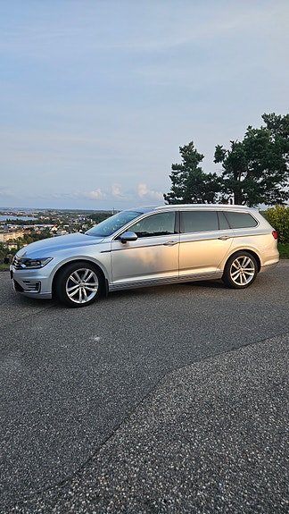 Volkswagen Passat 2 of 16