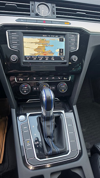 Volkswagen Passat 14 of 16