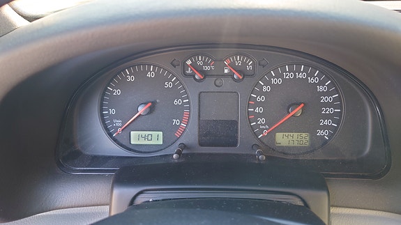Volkswagen Passat 10 of 14