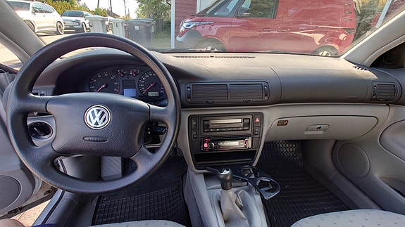 Volkswagen Passat 9 of 14