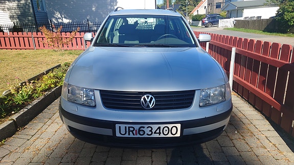 Volkswagen Passat 2 of 14