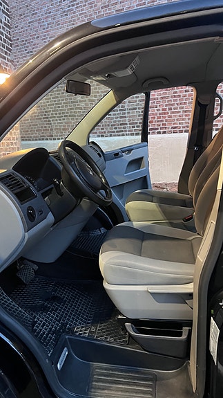 Volkswagen Caravelle 9 of 30