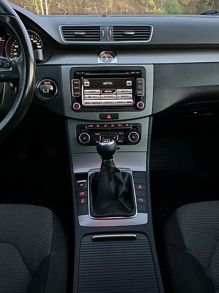 Volkswagen Passat 9 of 15