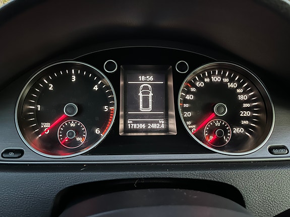 Volkswagen Passat 13 of 15