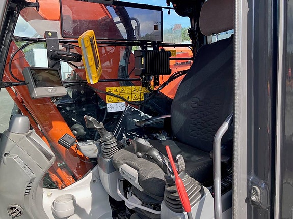 Hitachi ZX225USLC-6 10 of 10