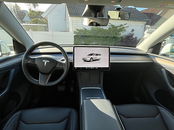 Tesla Model Y 7 of 15