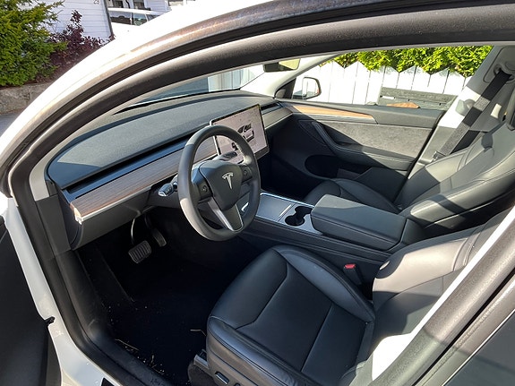 Tesla Model Y 6 of 15