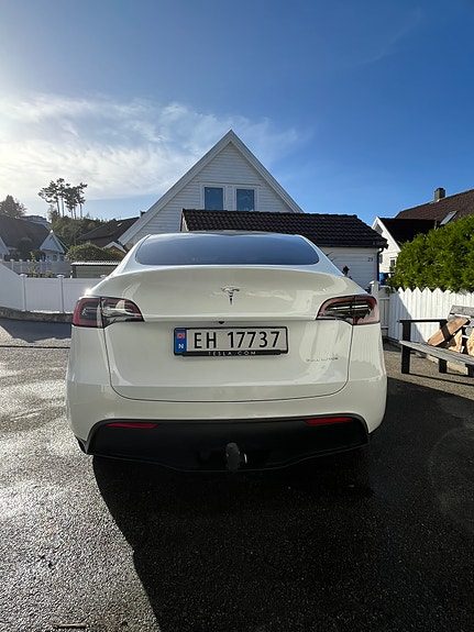 Tesla Model Y 5 of 15