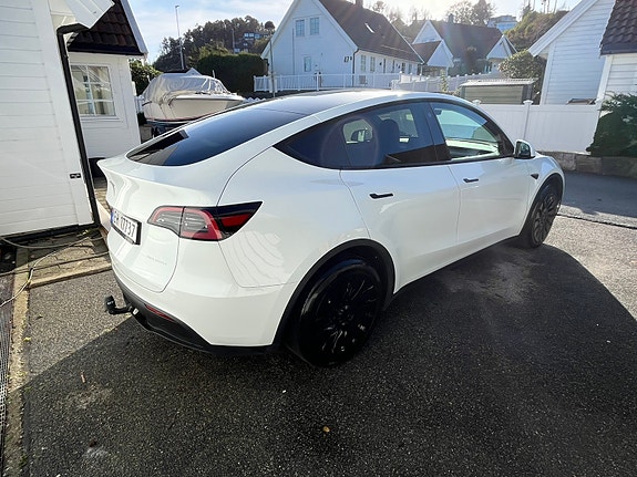 Tesla Model Y 4 of 15
