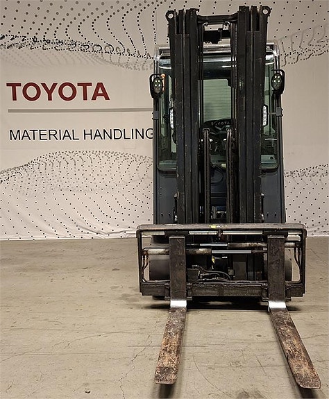 Toyota 8FBMT30 3 of 4